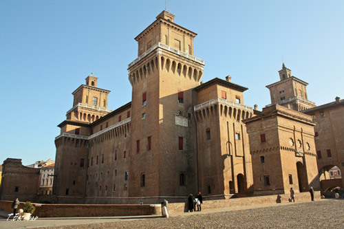 Ferrara. Ciudad medieval para recorrerla en bicicleta 4 Castillo Estense de Ferrara