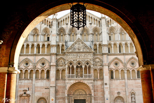 Ferrara. Ciudad medieval para recorrerla en bicicleta 10 Catedral de Ferrara desde el Palacio Municipal