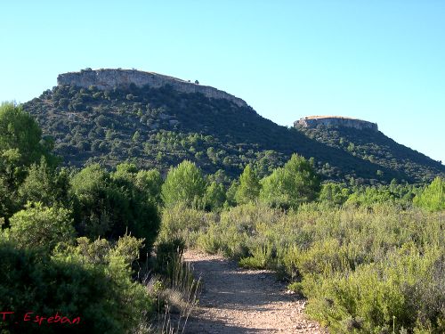 Camino hacia las Tetas de Viana y vista de las dos muelas