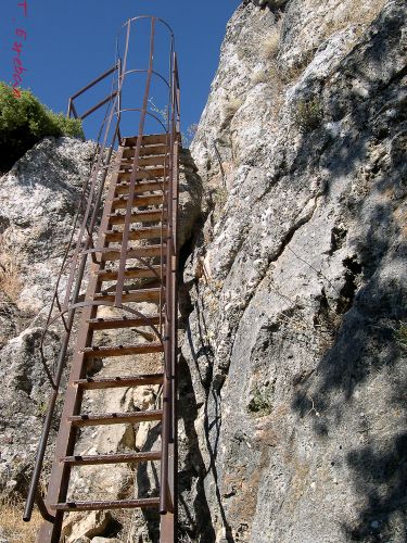Escalera para subir a la cima de la Teta redonda