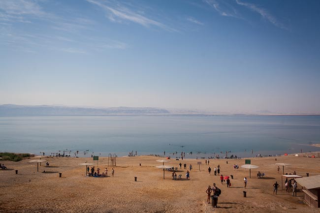 Madaba, monte Nebo y mar Muerto 10 Jordania. Playa en el mar Muerto. El punto más bajo en tierra firme