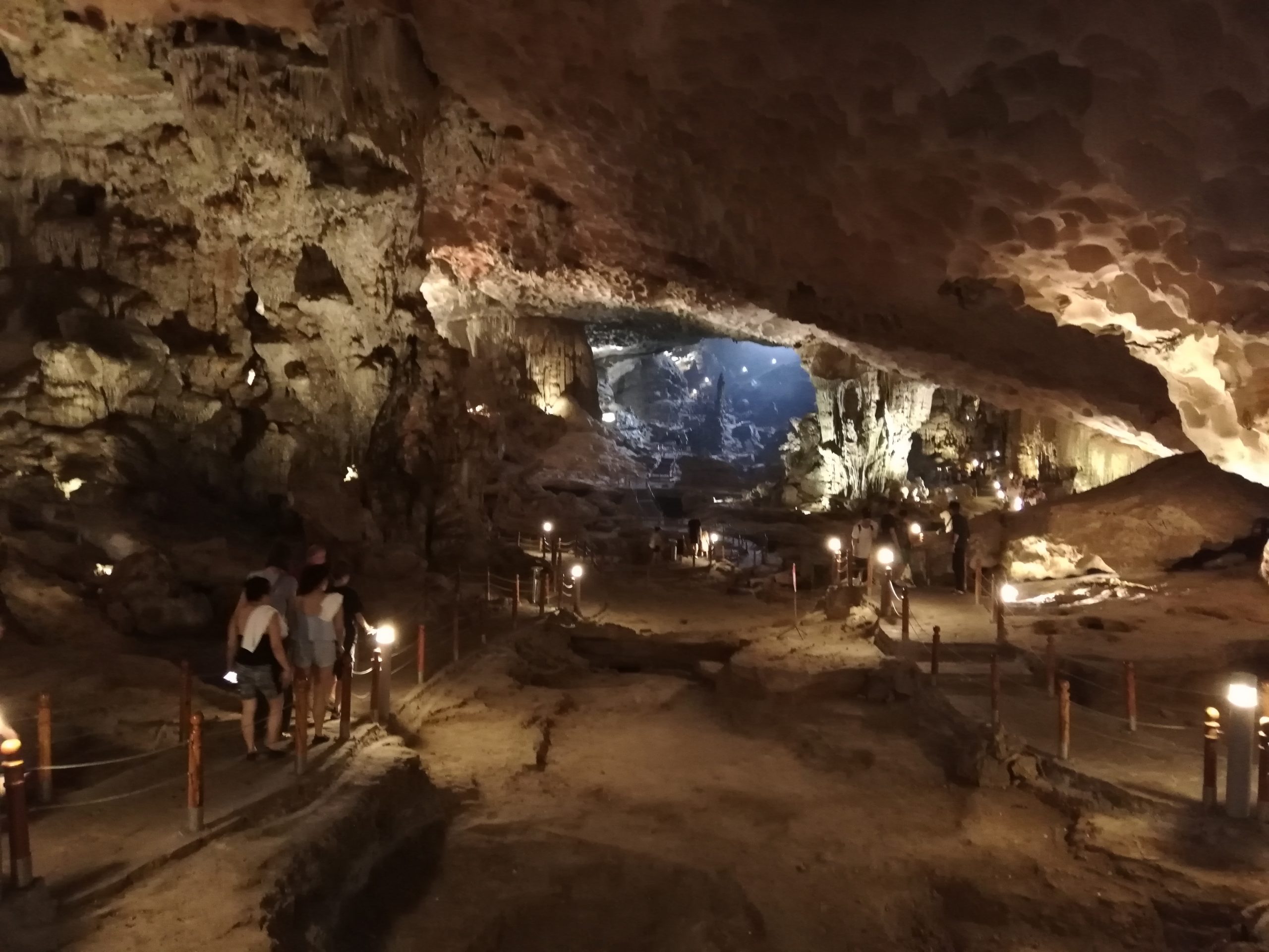 Interior de la cueva Sung Sot en la bahía de Ha Long