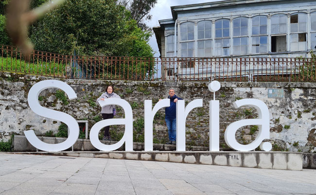Sarria. El nombre del pueblo con letras gigantes