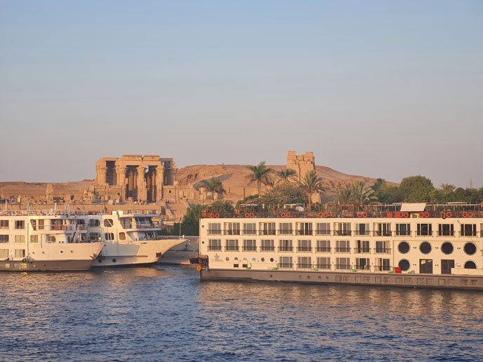 Egipto. Kom Ombo y barcos en puerto