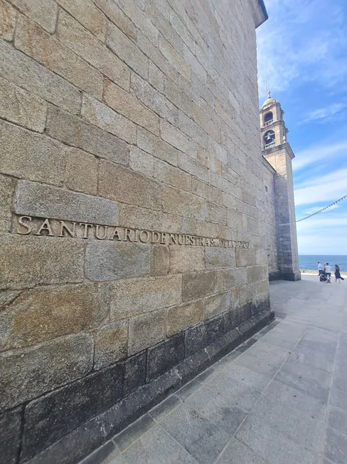 Camino de Santiago a Finisterre - Fisterra en 4 etapas 69 Lateral del Santuario de Nuestra Señora de la Barca y las Piedras