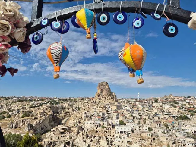 Uchisar. Vista del castillo en mirador con los ojos de Turquía