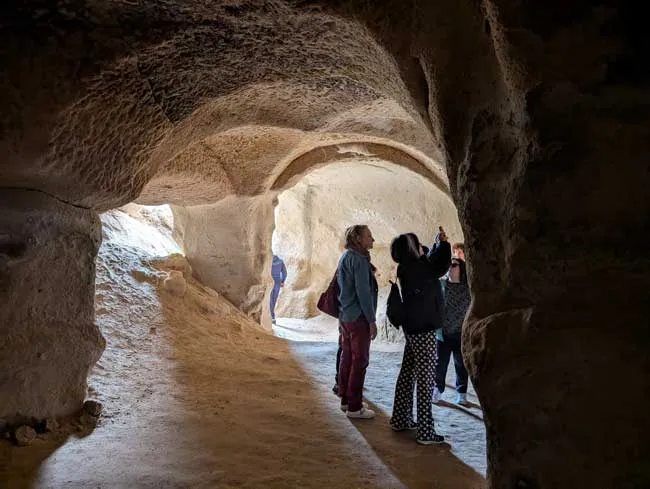 Museo al aire libre de Zelve. Interior de iglesia con turistas