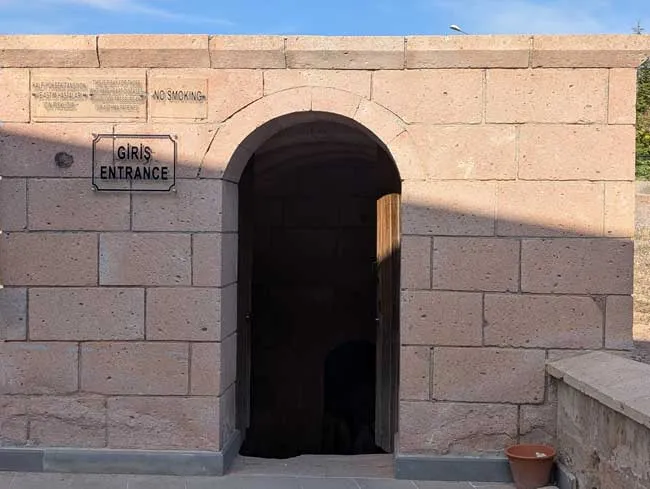 Ciudades cueva. Entrada a la cueva