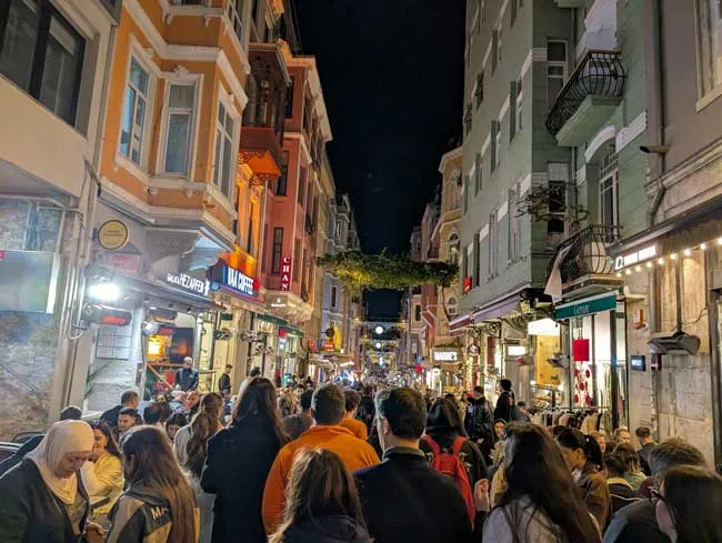 Gentío en una calle cercana a la Torre Gálata