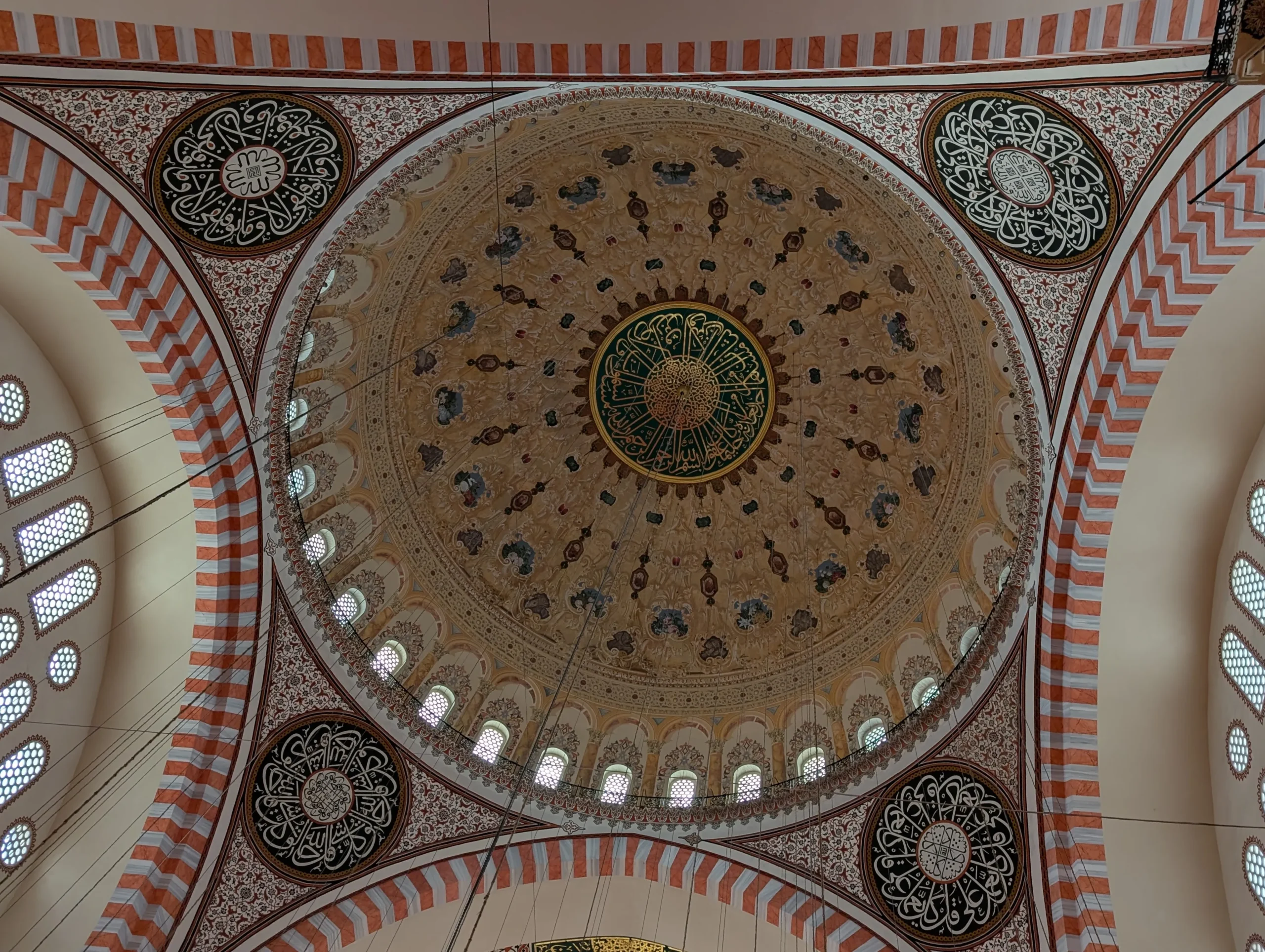 Cúpula principal de la Mezquita de Solimán. En interior