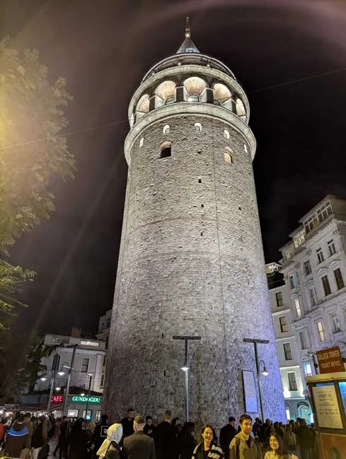 Torre Gálata nocturna