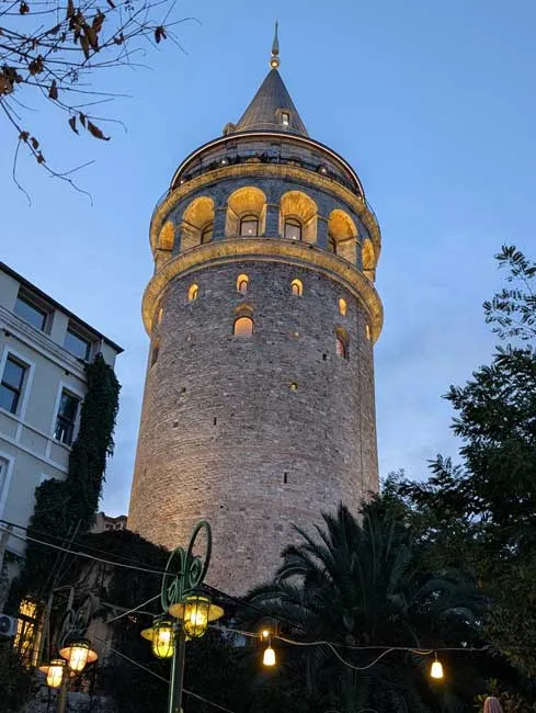Torre Gálata iluminada