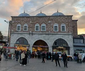 Una de las puertas principales del Bazar de las especias