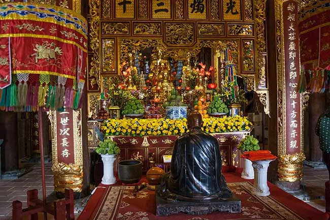 Circuito por Vietnam del norte. Hanoi, Sapa, Ninh Binh, Ha long 50 Interior del templo situado bajo la escultura de Buda. Fansipan