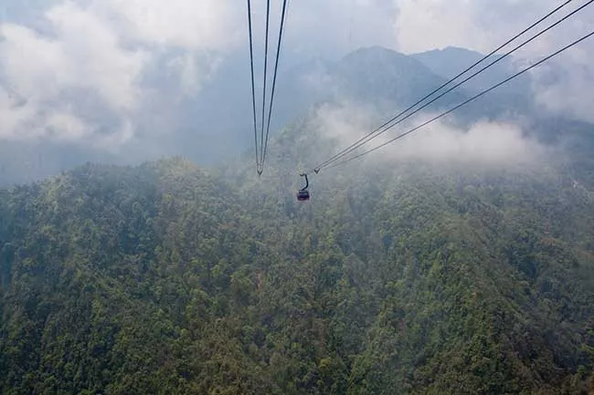 Circuito por Vietnam del norte. Hanoi, Sapa, Ninh Binh, Ha long 47 Cabinas del teleférico vistas desde otra cabina. Fansipan