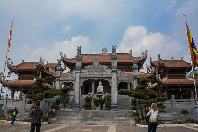 Circuito por Vietnam del norte. Hanoi, Sapa, Ninh Binh, Ha long 46 Fansipan. Templo frente a la entrada del teleférico