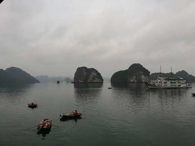 Circuito por Vietnam del norte. Hanoi, Sapa, Ninh Binh, Ha long 84 Vendedoras en sus botes