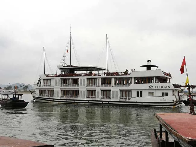 Circuito por Vietnam del norte. Hanoi, Sapa, Ninh Binh, Ha long 80 Barco Pelican en el puerto de embarque