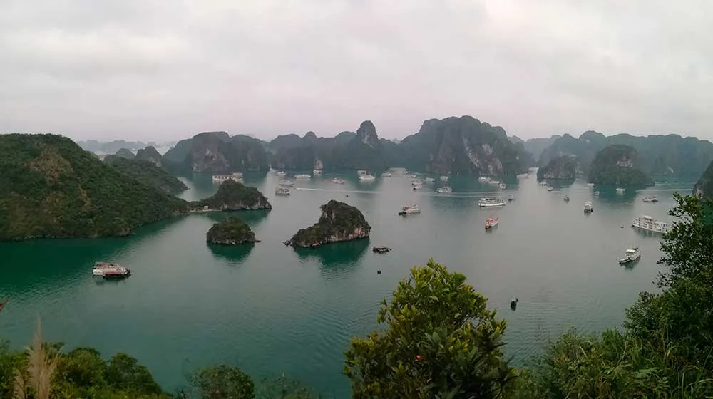 Panorámica de la bahía de Ha Long