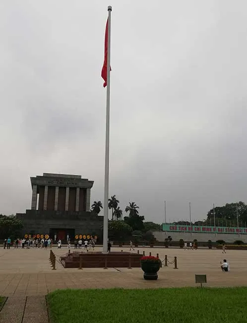 Circuito por Vietnam del norte. Hanoi, Sapa, Ninh Binh, Ha long 23 Bandera frente al Mausoleo. Hanoi