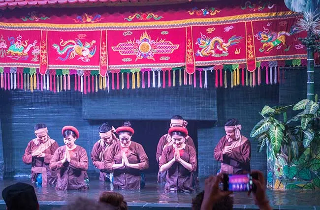 Circuito por Vietnam del norte. Hanoi, Sapa, Ninh Binh, Ha long 21 Actores y actrices saludando al final de la representación. Teatro de las marionetas de agua. Hanoi