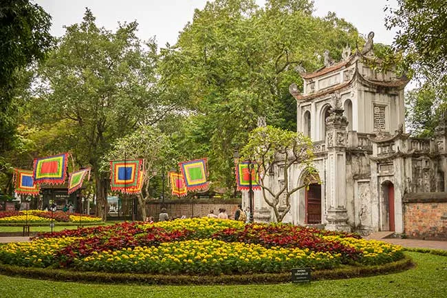 Circuito por Vietnam del norte. Hanoi, Sapa, Ninh Binh, Ha long 9 Entrada al Templo de la Literatura en Hanoi