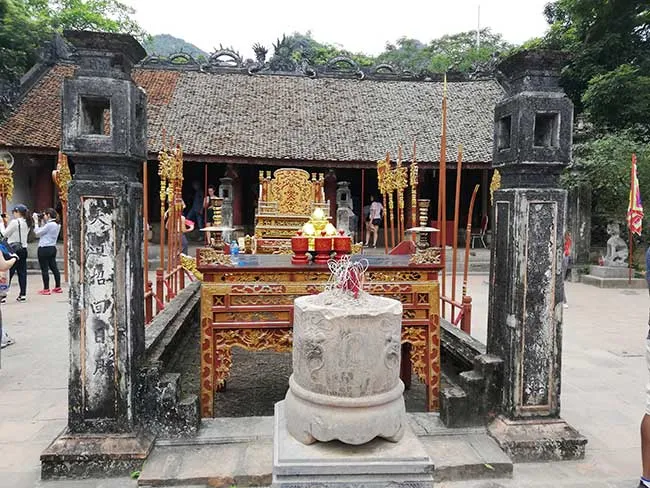 Circuito por Vietnam del norte. Hanoi, Sapa, Ninh Binh, Ha long 63 pequeño altar para poner incienso