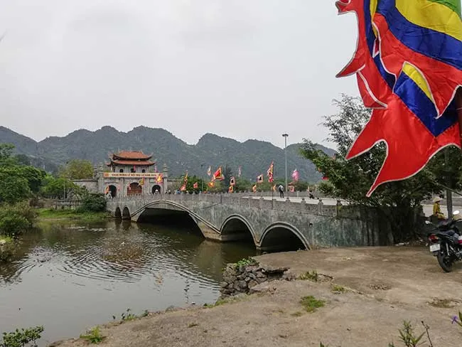 Circuito por Vietnam del norte. Hanoi, Sapa, Ninh Binh, Ha long 59 Puente hacia la Ciudadela Hoa Lu