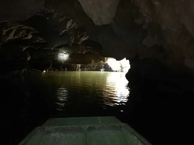 Circuito por Vietnam del norte. Hanoi, Sapa, Ninh Binh, Ha long 75 Cueva oscura con agua tranquila