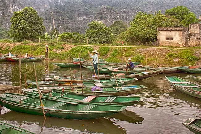 Circuito por Vietnam del norte. Hanoi, Sapa, Ninh Binh, Ha long 73 Botes en un tranquilo embarcadero