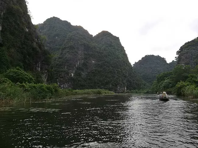 Circuito por Vietnam del norte. Hanoi, Sapa, Ninh Binh, Ha long 77 Río rodeado de montañas verdes.