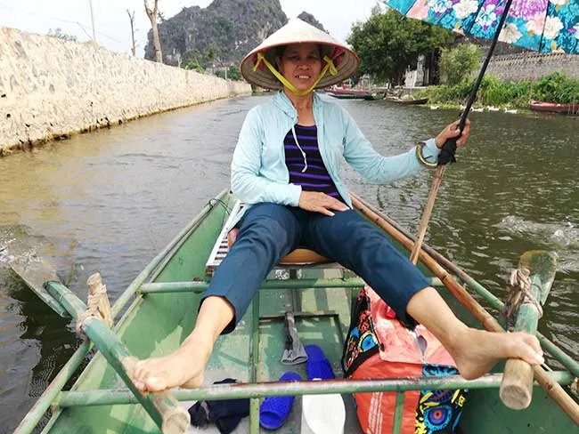 Circuito por Vietnam del norte. Hanoi, Sapa, Ninh Binh, Ha long 74 Persona remando en un bote