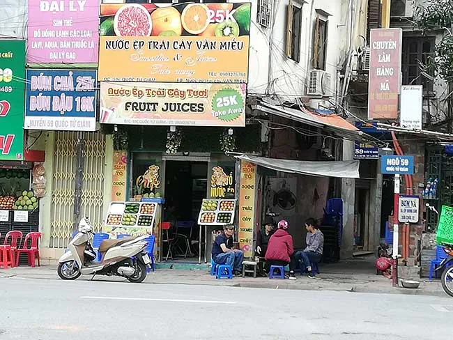 Circuito por Vietnam del norte. Hanoi, Sapa, Ninh Binh, Ha long 4 Carteles con alfabeto latino en Vietnam