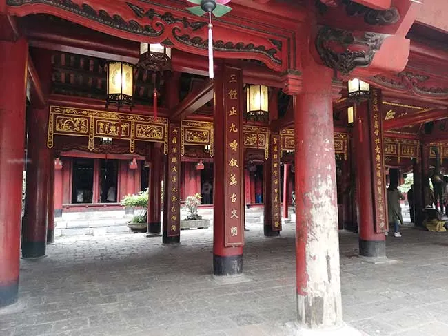 Circuito por Vietnam del norte. Hanoi, Sapa, Ninh Binh, Ha long 6 Templo decorado con color rojo en Vietnam del norte
