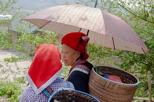Circuito por Vietnam del norte. Hanoi, Sapa, Ninh Binh, Ha long 57 Mujeres de la etnia H’mong hablando