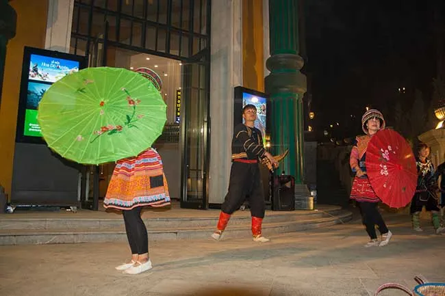 Circuito por Vietnam del norte. Hanoi, Sapa, Ninh Binh, Ha long 41 Actuación comercial en el centro comercial de Sapa