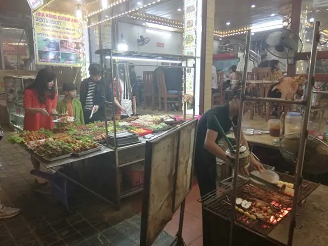 Circuito por Vietnam del norte. Hanoi, Sapa, Ninh Binh, Ha long 42 Comida a la brasa en la calle. Sapa