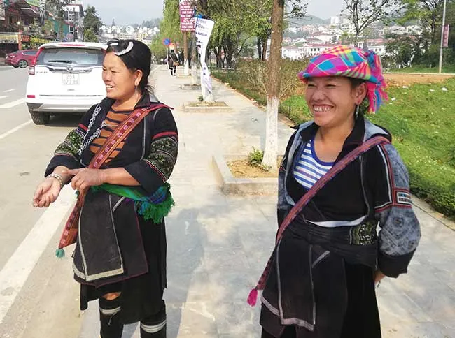 Circuito por Vietnam del norte. Hanoi, Sapa, Ninh Binh, Ha long 39 Mujeres de la etnia Hmong. Sapa
