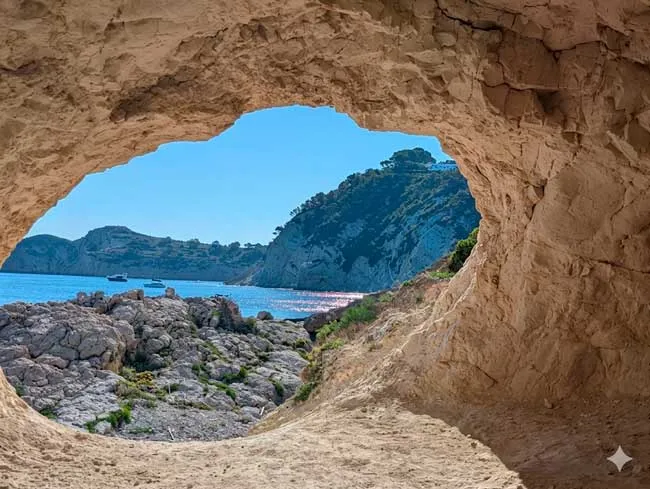 Tunel en Cala Blanca