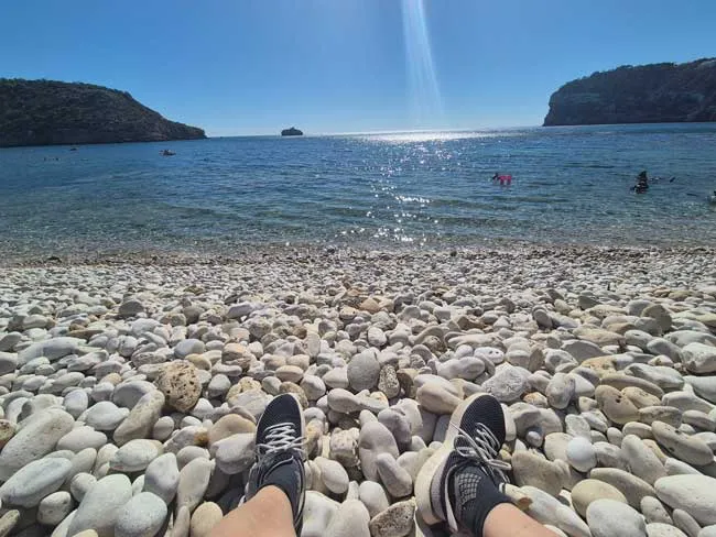 1 semana en Jávea-Xàbia disfrutando con serenidad 17 Jávea. Cala de la Barraca cantos rodados