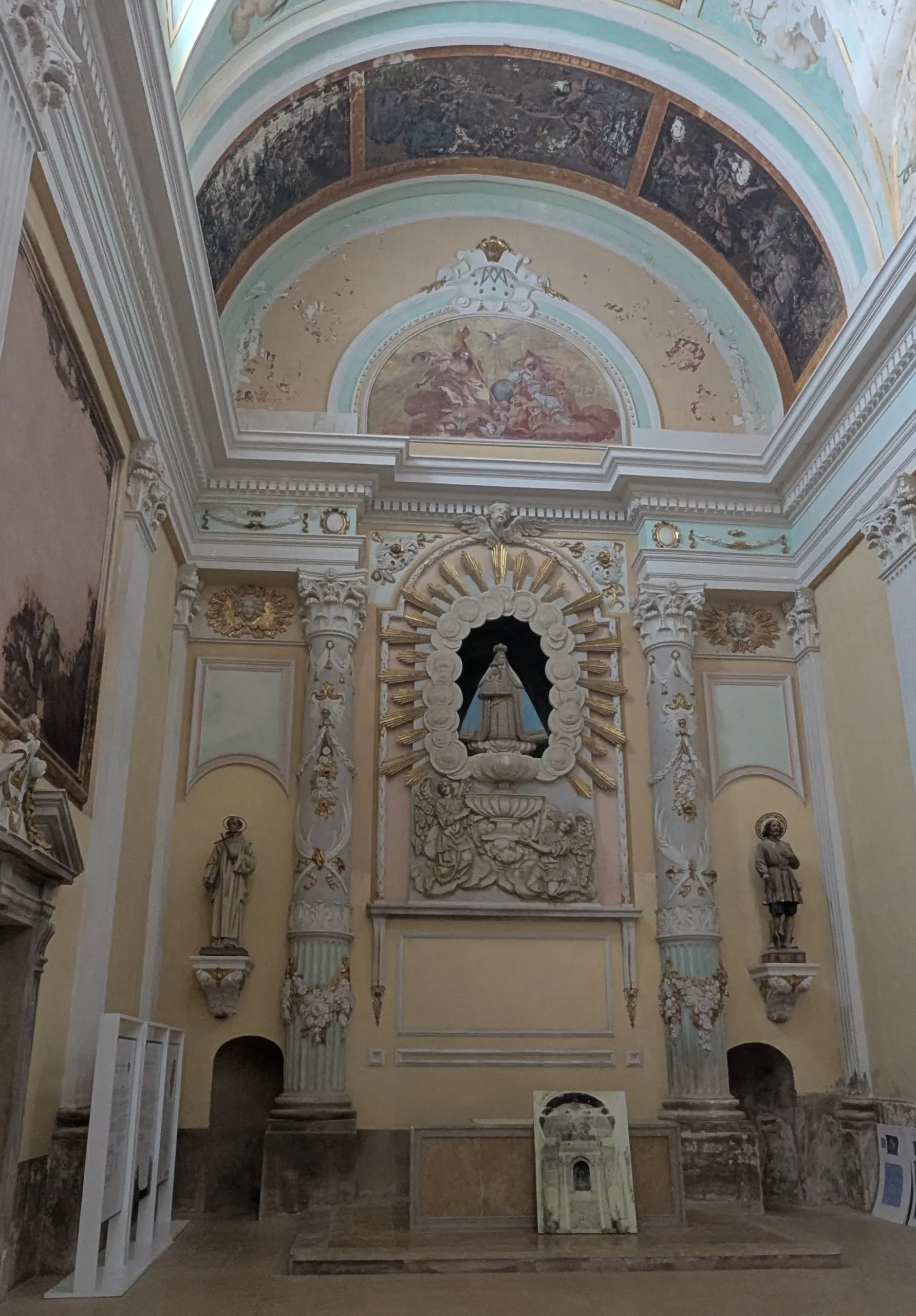 Descubre La Cartuja de Nuestra Sra de las Fuentes 9 Altar camarin dedicado a la virgen scaled