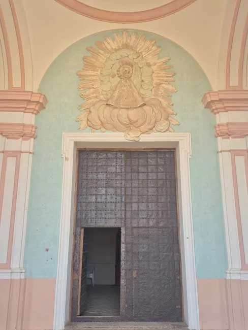 Descubre La Cartuja de Nuestra Sra de las Fuentes 5 Puerta de acceso a la iglesia principal de la cartuja de las fuentes