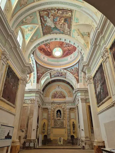 Descubre La Cartuja de Nuestra Sra de las Fuentes 3 Cartuja de Nuestra Sra de las Fuentes. Si por algo se distingue es por su conjunto pictórico. Interior de la iglesia principal