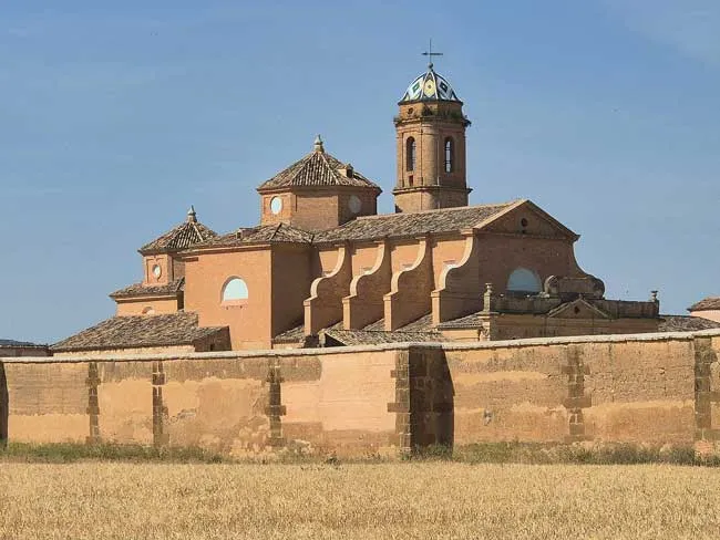Descubre La Cartuja de Nuestra Sra de las Fuentes 2 Cartuja de Nuestra Sra de las Fuentes. es un monasterio que destaca por sus proporciones armónicas y su integración con el paisaje estepario.